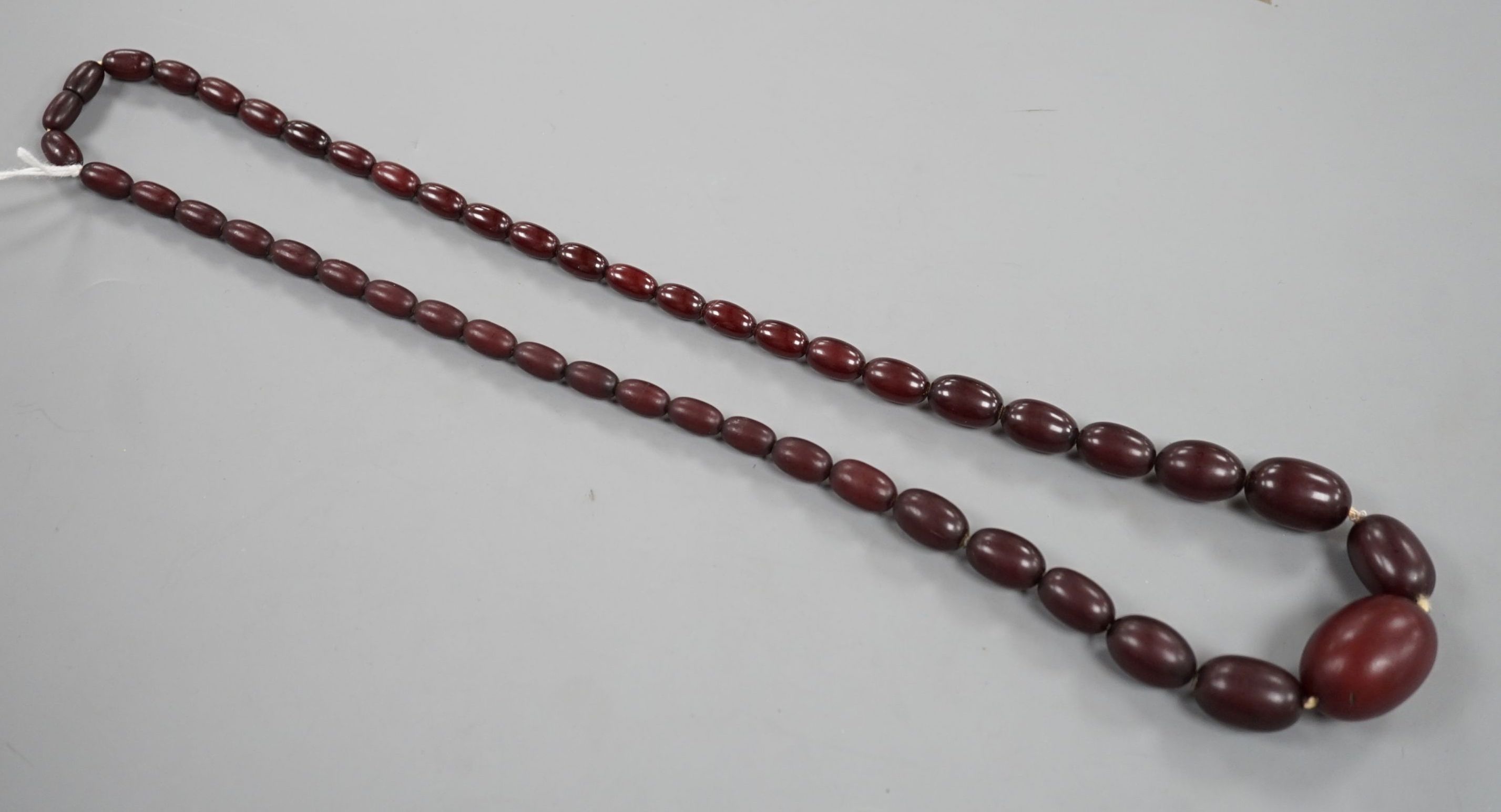 A single strand graduated oval bakelite bead necklace, 71cm, gross weight 60 grams.